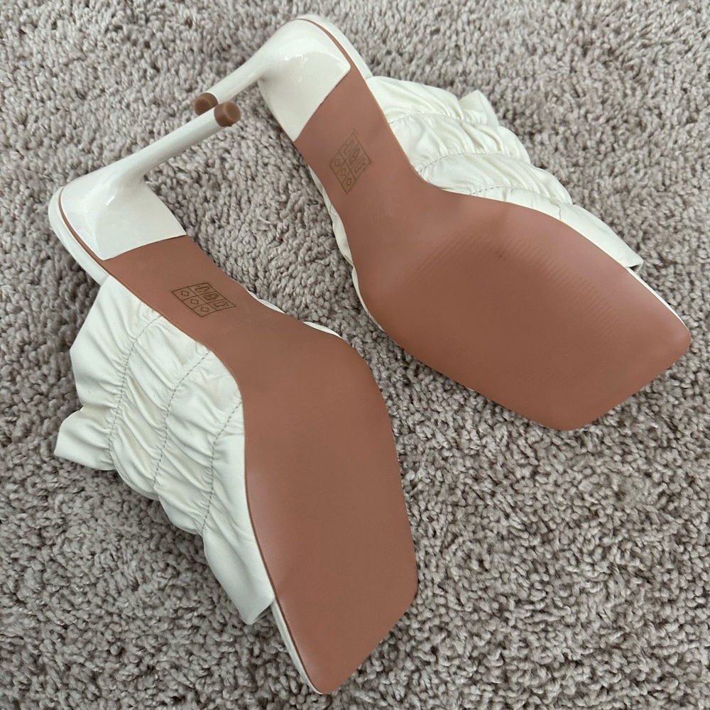 Pretty Little Thing Cream Heels fits like size 9 - Picture 5 of 5